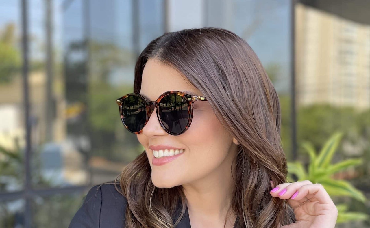 Woman dressing black clothes wearing sun glasses